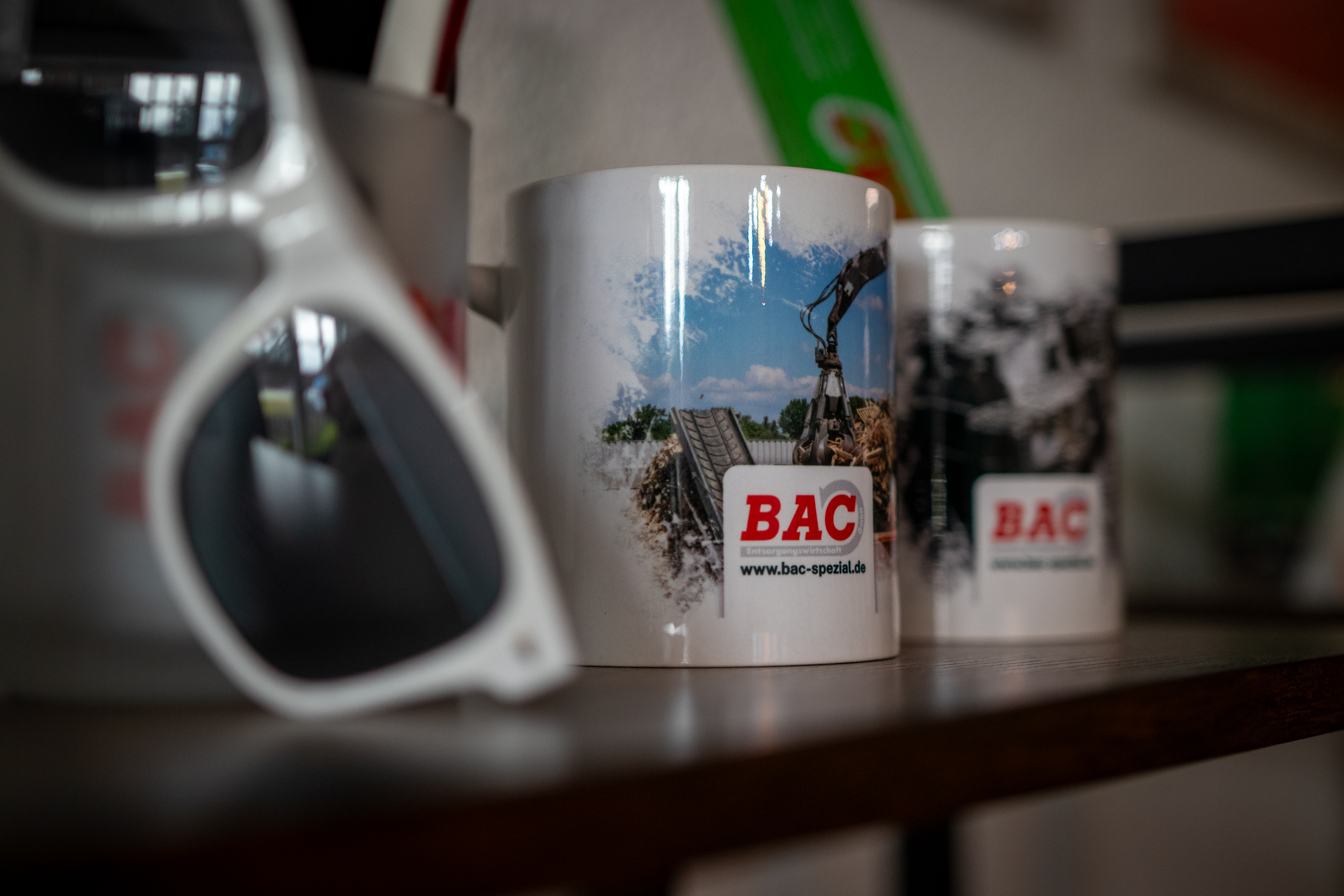 Bedruckte Tassen und eine Sonnenbrille